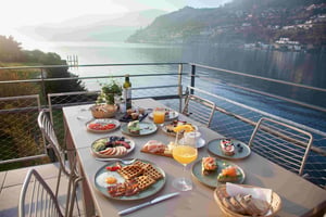 Brunch sulla terrazza di Villa Patria con vista sul Lago di Lugano.