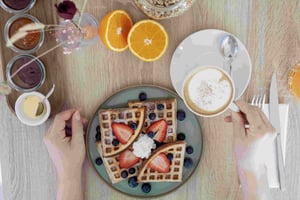 Brunch dolce con waffle e frutta
