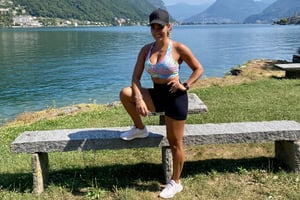 Ragazza in tenuta sportiva sorride alla telecamera