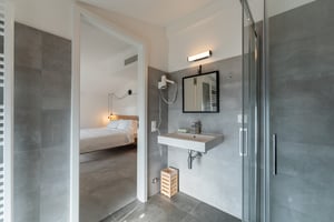 Modernes Badezimmer des Zimmers „Bagliore“ in der Villa Patria mit Dusche und schlichten Details.