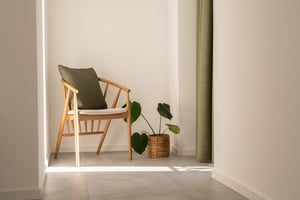 Zimmer „Rugiada“ in der Villa Patria mit Doppelbett, Holzmöbeln und Blick auf den Luganer See