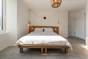 Zimmer „Rugiada“ in der Villa Patria mit Doppelbett, Holzmöbeln und Blick auf den Luganer See