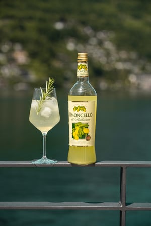 Aperitivo italiano con limoncello sulla terrazza vista lago di Lugano al B&B Villa Patria
