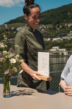 Cameriera del B&B Villa Patria mostra il menu della colazione alla cliente