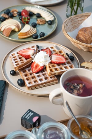 Colazione dolce con waffle e frutta fresca