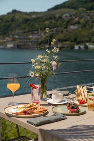 Tavolo della colazione sulla terrazza vista lago del B&B Villa Patria